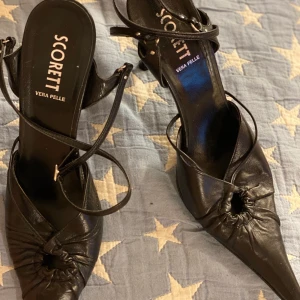 Scorett vera pelle. made in Italy - Inköpt till ett tillfälle, kan inte använda dom pga ryggproblem. Så använda 1 gång. 