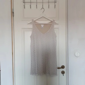 Klänning - *Secondhand*  Längd : 70 cm Strl : S-M