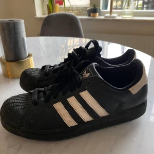 Svarta adidasskor - Köparen står för frakten🥳
