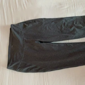 Grå högmidjade löpartights - Säljer mina högmidjade, gråa löpartights. Aldrig använda! 