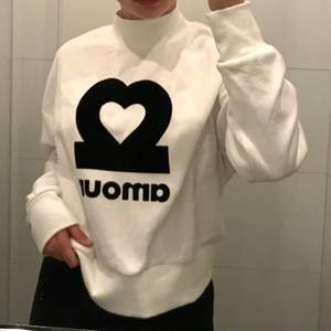 En söt vit tröja H&M, aldrig använd 💛🌻  frakt: 63 kr (spårbart) annars går det att mötas upp i Stockholm