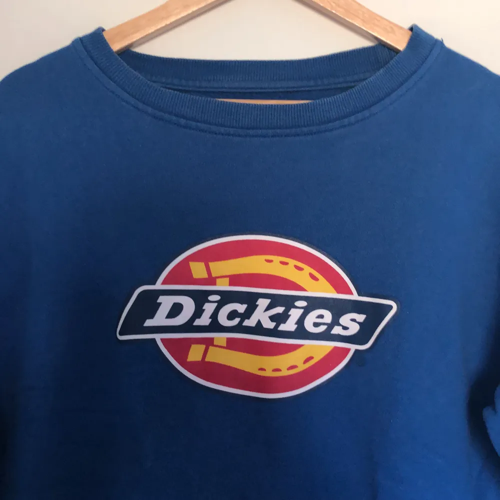 Blå sweatshirt ifrån märket Dickies, sparsamt använd! Spårbar frakt på 63 kronor tillkommer 💙. Tröjor & Koftor.