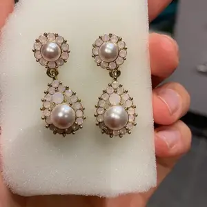 Helt nya örhängen  Ljusrosa med vit pärla 