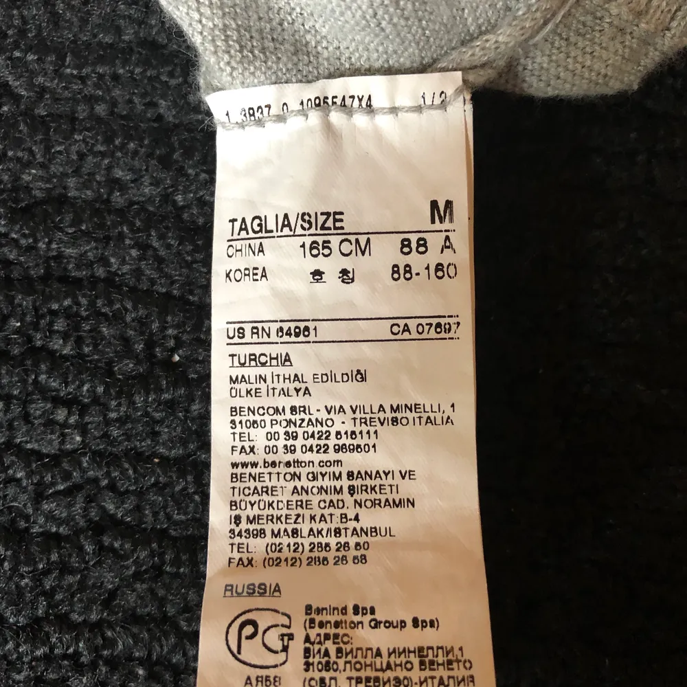 United colors of benetton tröja, storlek m, slätstickad grå på ryggen. Ser ny ut. Köparen betalar porto alt fri upphämtning i Ängelholm . Stickat.
