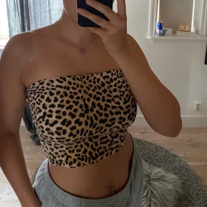 Leopard topp - Leopard topp som jag klippt av banden på så det blir en bandåtopp så snygg!💖frakt tillkommer!