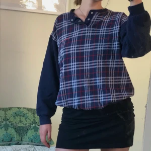 Burberry tröja - Äkta burberry tröja köpt vintage i fint skick. Står storlek M på den. Sitter på en S på bilden. Baksidan är mörkblå som ärmarna. Skriv om ni har frågor. Frakt tillkommer! Möts upp på södermalm 💞💞💞