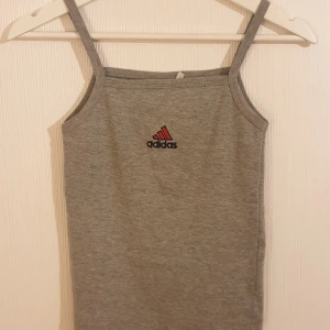 Adidas Linne - Supersnyggt, grått, vintage adidaslinne, passar storlek xs-s💖