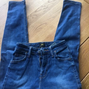 Lee jeans - Kanske använda 2 gånger. Mycket fina men tycker tyvärr inte de passar mig. Pris går att diskutera! Möts upp i trollhättan- Göteborgs områden, annars står köparen för frakten 