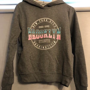 Huvtröja  - Huvtröja från ginatricot. Storleken är M men skulle säga att den är mer som S beroende på hur man vill att den ska sitta.  Den är i bra skick, lite nopprig på luvan  men inget som stör. Passformen är unisex. Frakten är inräknad.💕💕💕