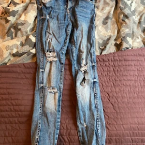 Zara - Slitna jeans från Zara. Använda 5-10 gånger men i superfint skick. 50kr plus eventuell frakt. 