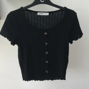Svart söt topp - Säljer denna superstat topp i strl XS <3 Endast använd ca 3 gånger 💕 Säljer så jag ej får användning av den längre :) Jag står för frakt!!!!