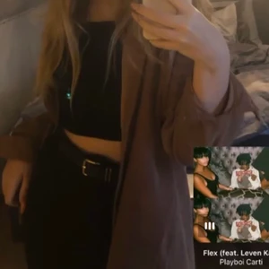 Brun oversized shorta. - Skjortan är i ett speciellt tyg! Den är oversized på er som har xs/ s i kläder, annars är den ganska normal size. För fler bilder skriv priv. 50kr frakt