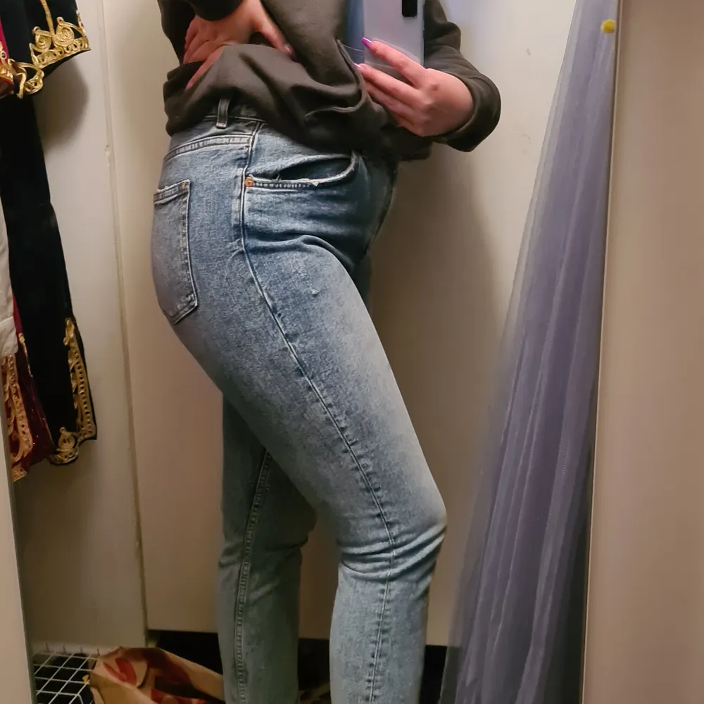 Sköna jeans från monki. Perfekt längd om du är runt 160 - 165 cm. Sitter skönt runt midjan och är inte alls  lika tight som de kanske ser ut att vara på bilderna🥰. . Jeans & Byxor.