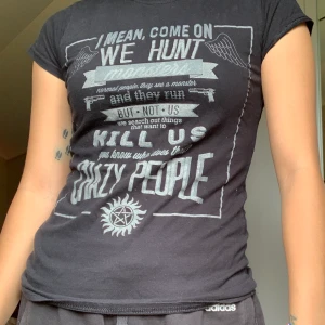 Supernatural T-shirt  - Säljer min supernatural T-shirt som är för lite för mig nu, köparen står för frakten