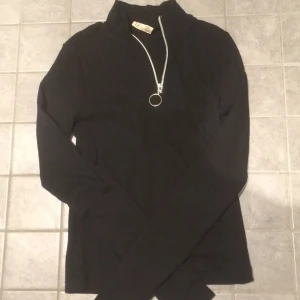 Svart tröja  - En jätte fin tröja som inte kommer till andvändning längre.Väldigt fräsch 