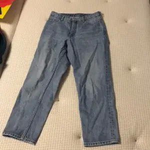 blåa mom jeans från monki i storlek S lite långa i benen för mig som är 156 men är snygga uppvikta med ✨🦋 köparen står för frakt ! 
