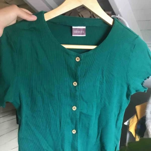 Tröja - Superfin grön storlek 38.  Fint skick frakt tillkommer djur finns i hemmet 