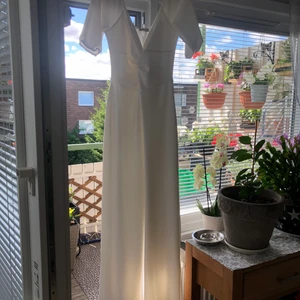 NLY Jumpsuit storlek XL - Plagget är ett stretchingt material men format sig samtidigt väldigt bra på kroppen så inte för stretchig. Använts 1 gång. Det är en off-shoulder jumpsuit men man kan dra den över axlarna om man vill!