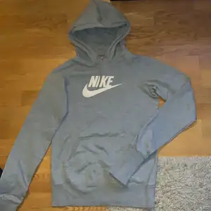 Säljer nu mina gråa Nike tröja väldigt sköna användbar!🌸