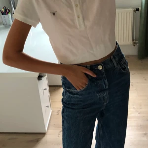 Gant tshirt - Säljer denna tshirt från Gant! Har vikt in den, man kan klippa den så att den blir kort permanent. Frakt tillkommer📦