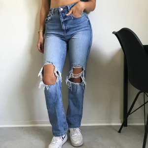 Ripped jeans - Jeans från NAKD!! Använt dem knappt 3 gånger🌟💖 budgivning i kommentarsfältet från 150kr! Jag bjuder på frakten och tar endast swish💖 sluttid sätts efter första kommentaren!