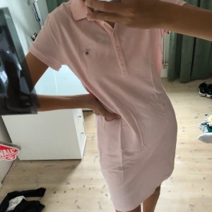 Gant klänning - Super fin gant klänning. Som jag knappt använt därav säljer jag den. Frakt tillkommer📦