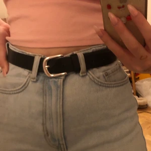 Svart skärp - Svart basic skärp med silvrigt spänne. Står storlek xs men är större än det tycker jag, har gjort 2 egna hål då jag har ganska smal midja. Kan mötas i Stockholm annars betalar köpare frakt. Säljer även det andra skärpet på sista bilden. 