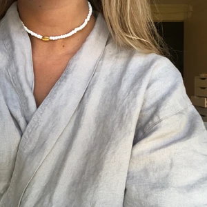 HALSBAND - 🤍🐚⭐️VITT SNÄCKHALSBAND⭐️🐚🤍 69kr (inkl frakt) SWIPE FÖR STYLINGSTIPS. De andra halsbanden på bilderna finns även till salu!