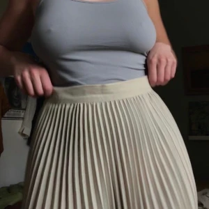 Weekday kjol - Superfin beige/gul kjol från weekday! Aldrig använd! Nypris 400:- FRI FRAKT :)