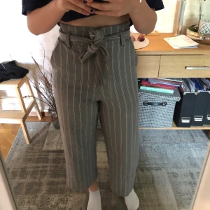 Randiga kostymbyxor  - Randiga kostymbyxor från h&m i skönt material 