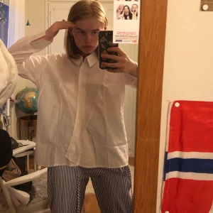 Find out your fashion - skjorta - Det är en vit skjorta som knäpps omlott de två sista knapparna. Den är helt oanvänd utom för att ta bilden. Den är i storlek XL men den sitter som en S. Det är därför den säljs. 