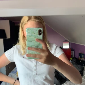 Tommy hilfiger tröja  - Ett T-shirt skjorta från Tommy, en liten fläck på tröja men syns inte på långt håll, köpt för 1 år knappt använt då den är lite för liten för mig, ordinarie pris 500kr, säljer den för 150kr ink frakt(Elin)