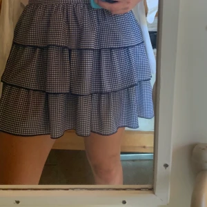 Rutig volangkjol  - En såå fin rutig volangkjol från Zara i storlek S. Säljer då den aldrig använts och inte riktigt passade mig. Den är slutsåld vad jag vet och priset kan diskuteras! Jag är 169 och den sitter bra på mig