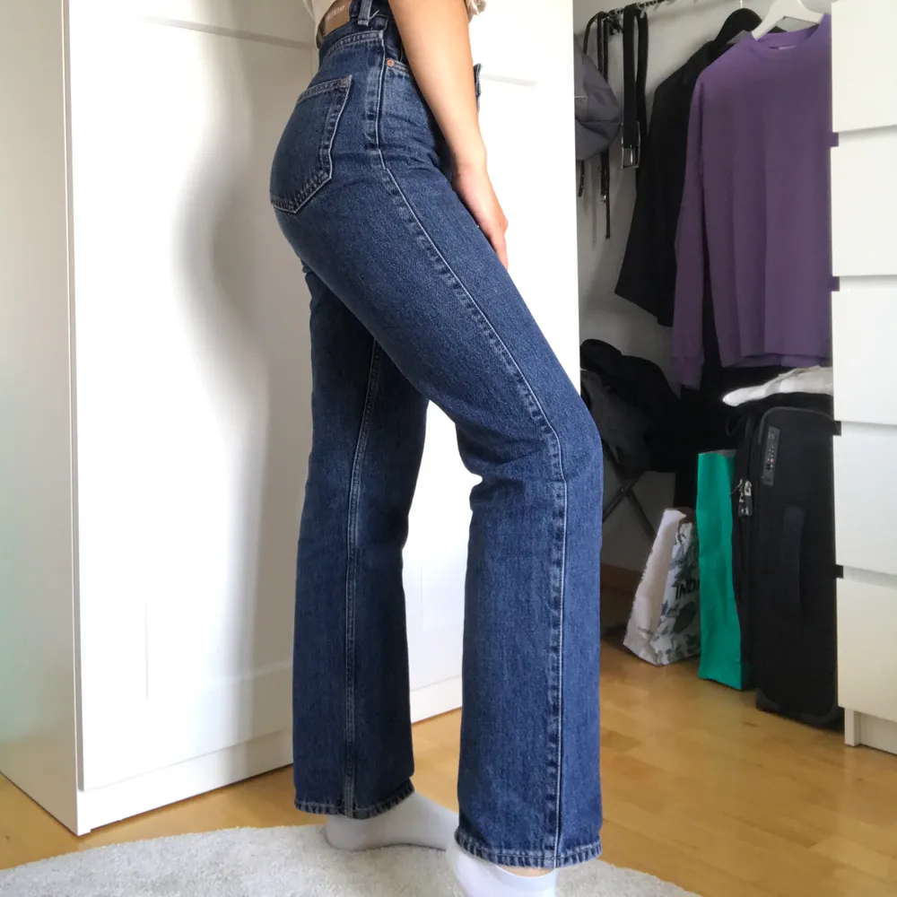 Jeans från weekday i storlek 26/30💕  Frakt tillkommer på 63kr! Är 172cm lång! Kan möts upp i Lund:))💙. Jeans & Byxor.