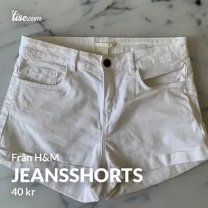 Snygga vita jeansshorts från H&M i storlek 34, i bra skick! Frakt tillkommer och betalning sker via swish💓 Skicka ett meddelande om du har några frågor, vill diskutera pris eller om du vill ha fler bilder🤩🤩 