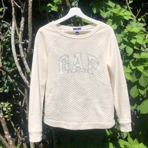 GAP sweatshirt  - Gap tröja i st. XS aldrig använd. Funkar även som S. Säljer för 120kr. Frakt tillkommer🤍🤍