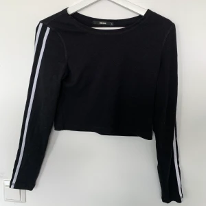 Lite croppad långärmad bikbok topp - Säljer denna lite croppade långärmade topp från bikbok. Frakten ingår i priset. Vid frågor är det bara att kontakta mig :)