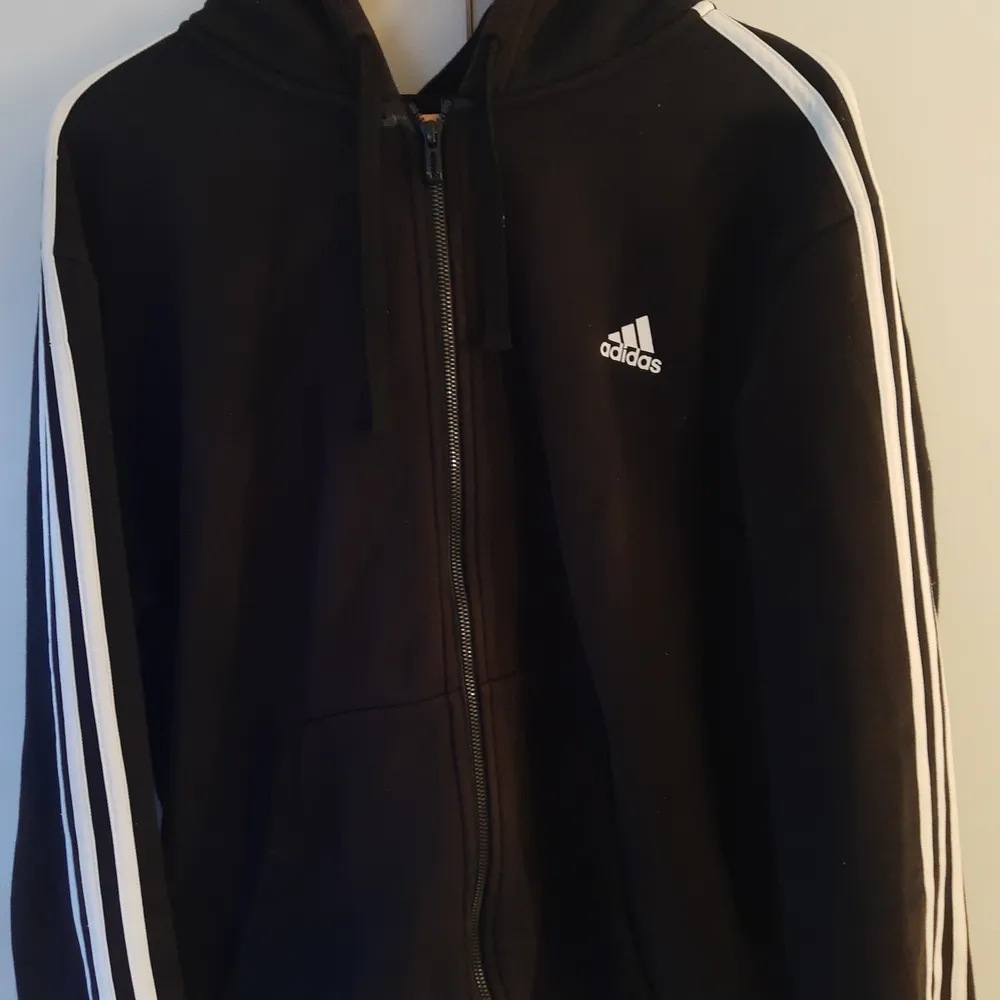 En väldigt fin adidas kofta i storlek L, men passar även till dem som har mindre storlek samt att den har endast används ett x antal gånger. Vill ni har mer information angående koftan så får ni jättegärna kontakta mig. Obs! Frakt ingår vid behov. . Tröjor & Koftor.