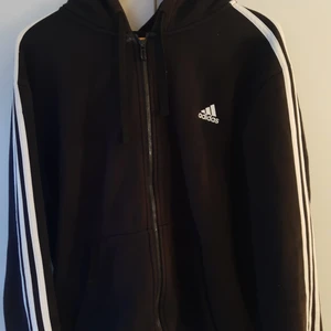 Adidas kofta strl L - En väldigt fin adidas kofta i storlek L, men passar även till dem som har mindre storlek samt att den har endast används ett x antal gånger. Vill ni har mer information angående koftan så får ni jättegärna kontakta mig. Obs! Frakt ingår vid behov. 