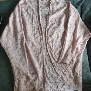 Kofta - Rosa stickat kofta.