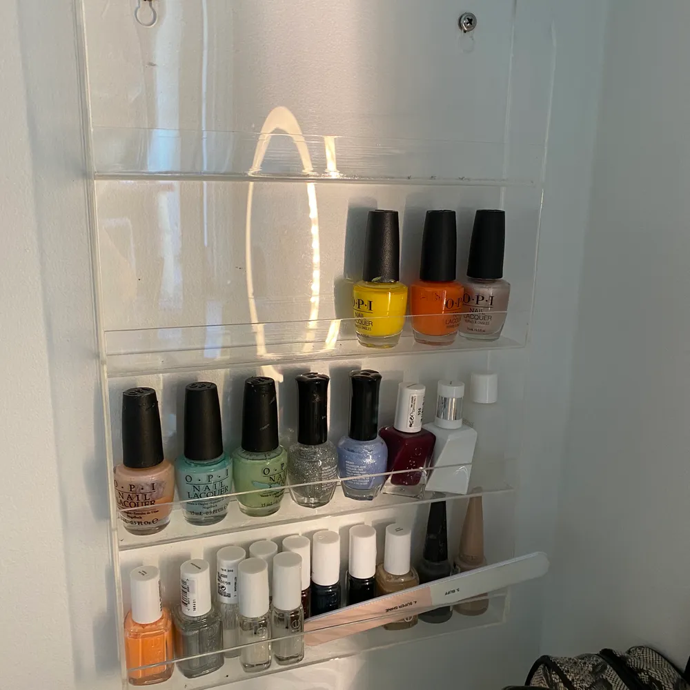 Säljer min nagellackshylla pga har köpt en ny större :) Den är i akryl/plast och helt transparent. Den är lätt monterad, bara att skruva fast med två skruvar i väggen. Får plats med cirka 35-40 nagellack! Skriv för exakta mått/fler bilder Frakt tillkommer. Övrigt.