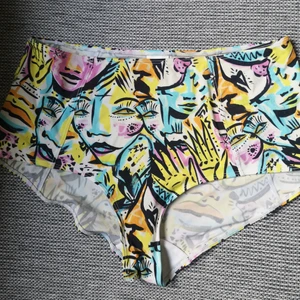 Monki bikinitrosor strl M - Coola höga bikinitrosor från monki. Köparen står för frakt 
