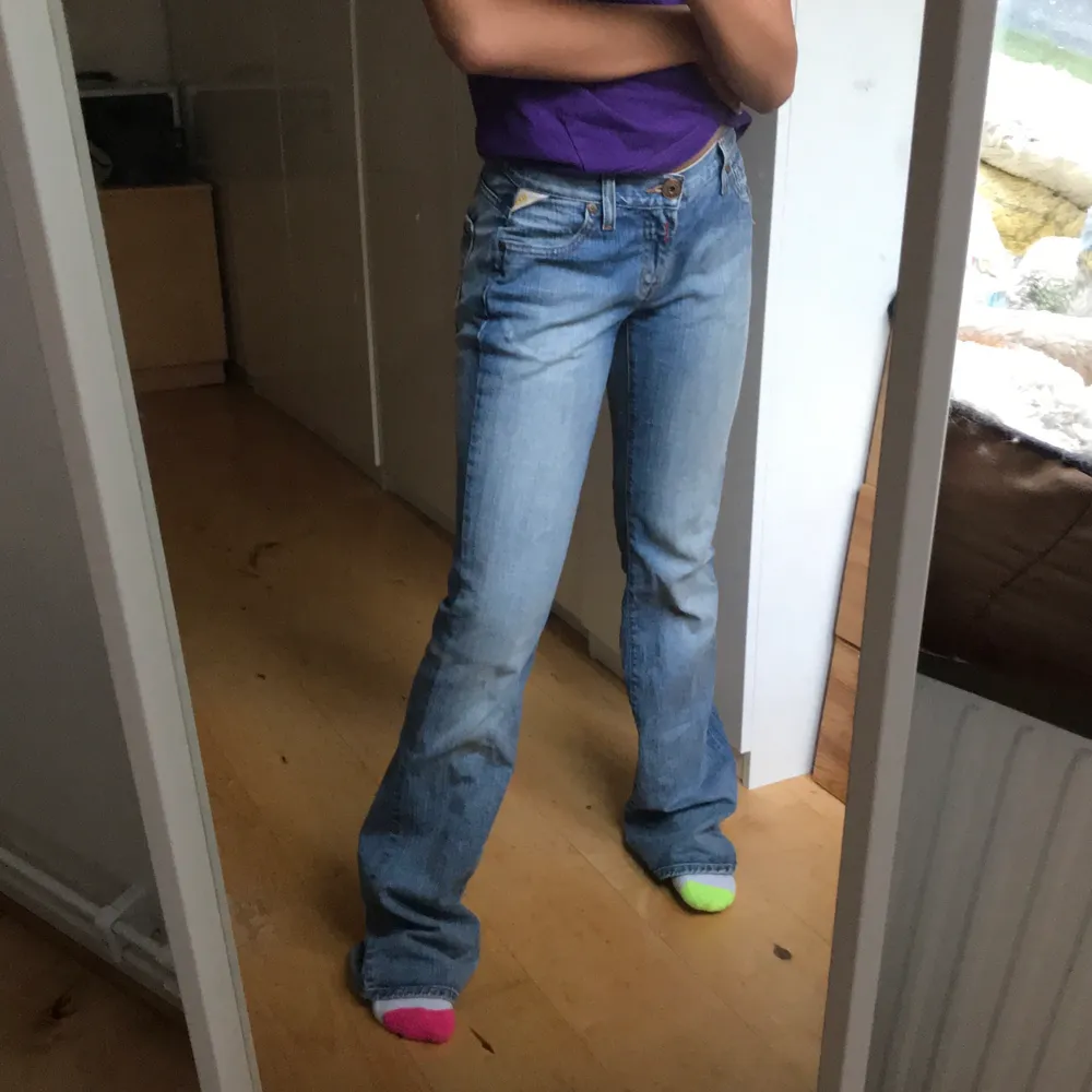 low waisted replay bootcut byxor💕                                                       finns ett lite hål på byxorna som man kan se på bild 2 . Jeans & Byxor.