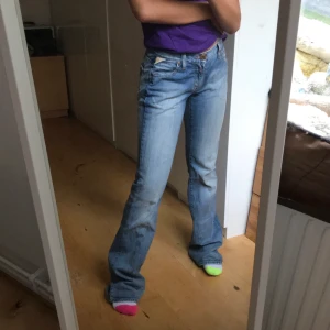 finaste byxorna  - low waisted replay bootcut byxor💕                                                       finns ett lite hål på byxorna som man kan se på bild 2 
