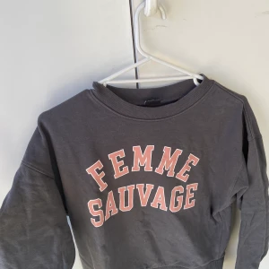 Sweatshirt🦋 - Säljer en snygg sweatshirt i strl XS/S🥰 Nästan aldrig använt! Riktigt mjuk innuti! Skriv om ni har några frågor eller vill se en bättre bild🥰Pris kan diskuteras!