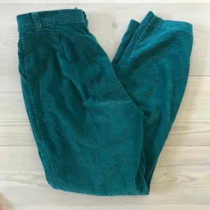 Retro kostymbyxor i Manchester  - 💚Kostymbyxor i manchester💚 Byxorna är köpa second hand men i fint skick. De har en hög midja med raka ben. Frakten ingår i priset 
