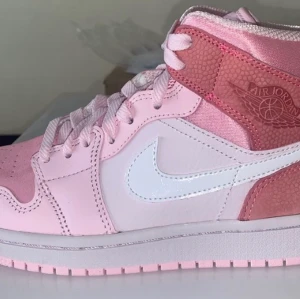 Jordan - Rosa Jordan air1 !💖 (hjälper en kompis) Kvitto och box finns kvar! Budet startar på 1000kr, storlek 39