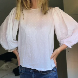 Blus från Gina Tricot  - Jättesöt vit blus från Gina med balongarmar!! Använd 1 gång