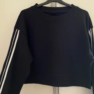 Tröja - Svart tröja från Ginatricot. Säljer pga att den inte kommit till användning. 