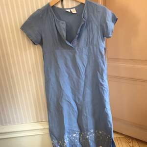 En suuperfin blå klänning som tyvärr blivit för liten:( knytning i midjan och söta vita detaljer.